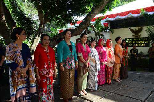 Photo: Para perempuan Indonesia berpakaian tradisional dalam upacara bendera