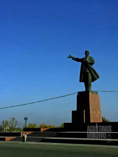 Sosok Lenin masih membayangi kota Osh (AGUSTINUS WIBOWO)