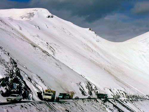 93 persen wilayah Tajikistan adalah pegunungan tinggi. Berjalan di negeri ini bagaikan menembus dunia di atas awan. (AGUSTINUS WIBOWO)