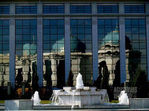 Bangunan-bangunan Ashgabat yang bak dari negeri khayalan. (AGUSTINUS WIBOWO)