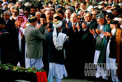 The president, among with some other honorary guests, pay respect to the deceased