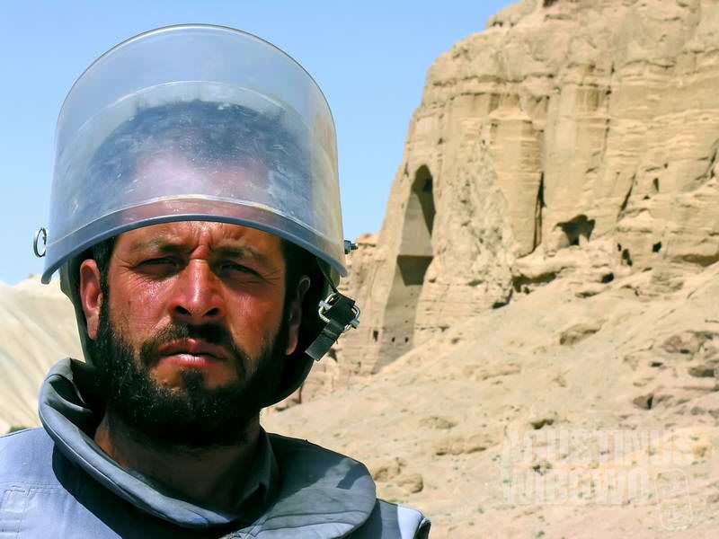 Para pembersih ranjau telah didatangkan ke situs Buddha Bamiyan. (AGUSTINUS WIBOWO)
