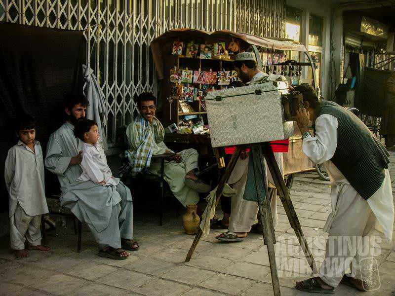 2.Kamera kotak masih cukup populer di Kandahar (AGUSTINUS WIBOWO)