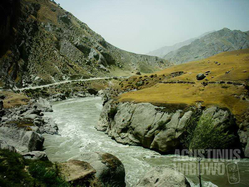 4.Medan jalanan yang berat menuju Faizabad. Karena kerasnya medan pegunungan ini, Taliban tidak pernah datang ke sini. (AGUSTINUS WIBOWO)