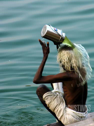 Seorang sadhu membasuh diri dengan air danau Pushkar. (AGUSTINUS WIBOWO)