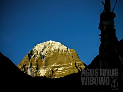Wajah utara Kailash dilihat dari Drira Puk. (AGUSTINUS WIBOWO)