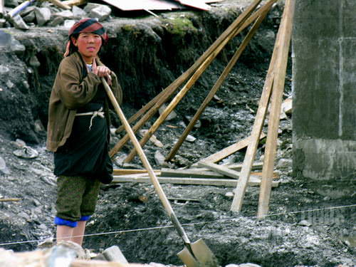 Perempuan Tibet pun tangguh menjadi kuli bangunan. (AGUSTINUS WIBOWO)