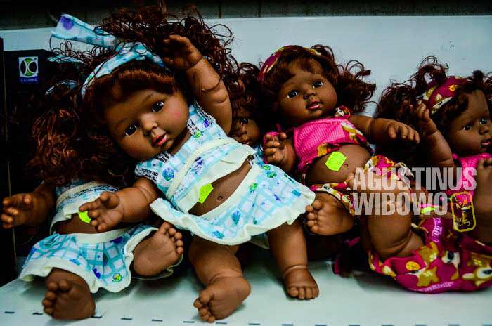Boneka kulit hitam dijual di sebuah toko di Port Moresby (AGUSTINUS WIBOWO)