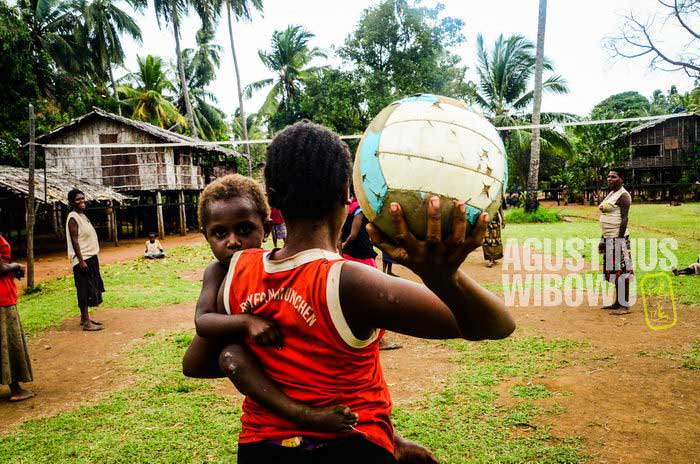 Permainan tradisional sudah mati di Tais, mereka kini bermain olahraga orang kulit putih (AGUSTINUS WIBOWO)