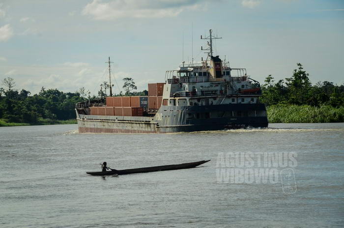 Kapal milik perusahaan pertambangan Ok Tedi melintasi Sungai Fly
