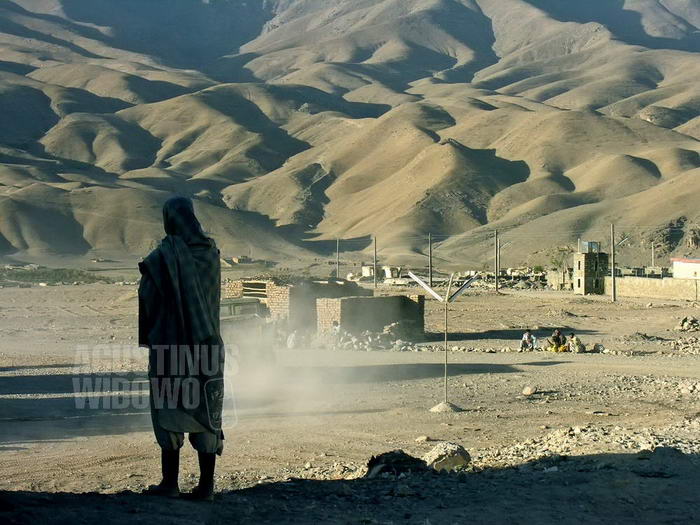 afghanistan-2006-chisht-sharif-man-standing-backdrop-mountains