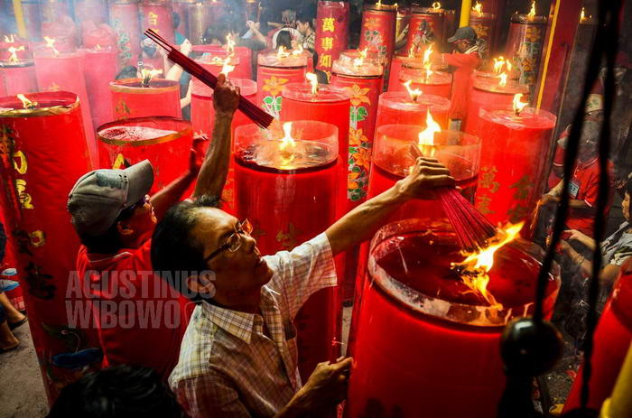 indonesia-2014-jakarta-chinese-new-year-petak-sembilan-temple-candle