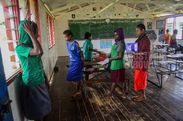 Banyak anak pengungsi OPM yang belajar di sekolah Papua Nugini