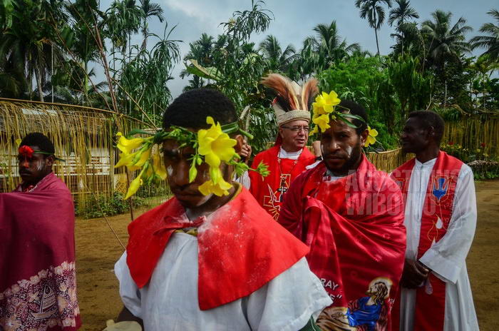 Tradisi bunga kuning di kepala ini sebenarnya berasal dari ujung timur Papua Nugini, di pulau New Britain
