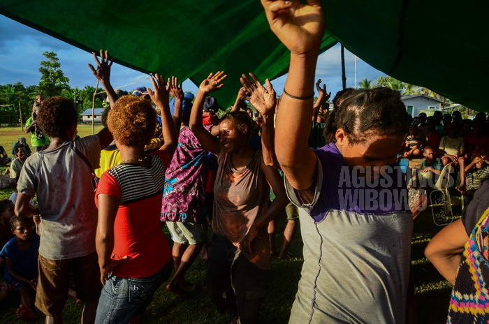 Para perempuan menarikan lagu Apuse, sebagai tarian "West Papua"