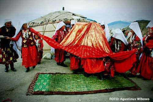 Pernikahan penduduk Pamir, dimana perempuan dihargai dengan 100 ekor domba.