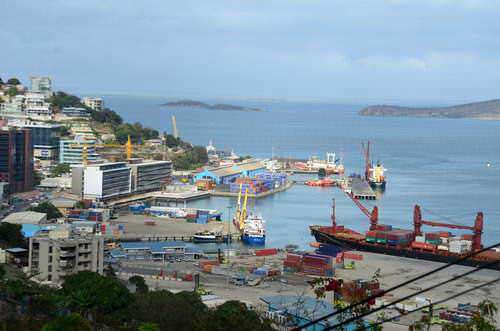 Kesibukan pelabuhan di Port Moresby