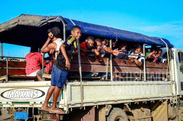 PMV (Public Motor Vehicle) adalah alat transportasi publik di Papua Nugini. Untuk jarak menengah dan jauh, bentuknya adalah bak belakang pik-up yang disulap jadi tempat penumpang (AGUSTINUS WIBOWO)