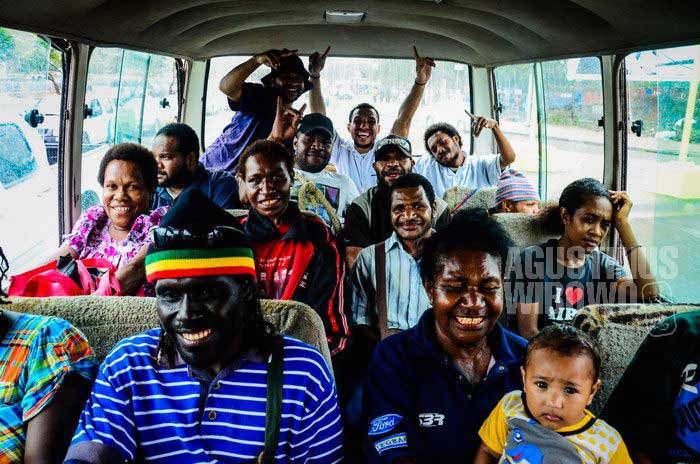 Suasana ceria di dalam sebuah PMV di Port Moresby. Hampir tidak ada orang asing yang menggunakan kendaraan umum di perkotaan Papua Nugini. (AGUSTINUS WIBOWO)