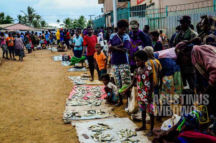 Penduduk lokal berdagang di pinggir jalan (AGUSTINUS WIBOWO)