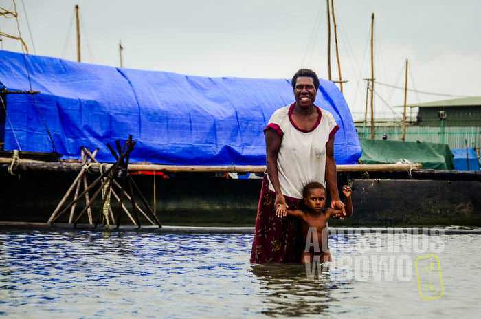 Para pendatang dari Sungai Fly bepergian dengan kano ke Daru. Kano kayu ini tidak sanggup digunakan untuk melintasi lautan pesisir selatan yang ganas. (AGUSTINUS WIBOWO)
