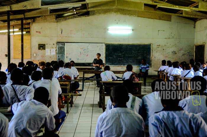 Berdiskusi tentang perbatasan bersama murid-murid kelas XI di Daru (AGUSTINUS WIBOWO)