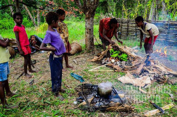 Mereka memasak dengan cara tradisional: membakar pisang dan ketela di atas batu panas (AGUSTINUS WIBOWO)