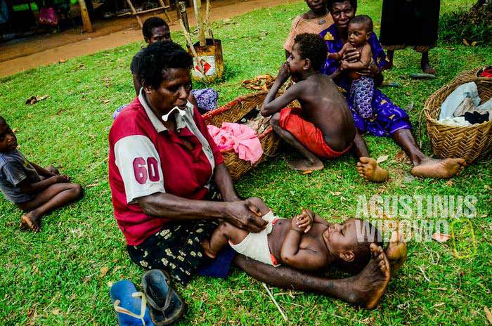 Keluarga Papua umumnya memiliki anak dalam jumlah besar (AGUSTINUS WIBOWO)