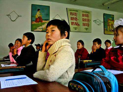 Murid-murid Kirghiz dalam kelas Bahasa Inggris (AGUSTINUS WIBOWO)