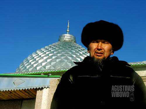 Muslim Kirghiz dan masjidnya (AGUSTINUS WIBOWO)