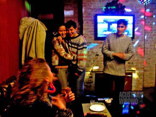 Pemuda-pemudi Kazakhstan menghabiskan waktu di karaoke. (AGUSTINUS WIBOWO)