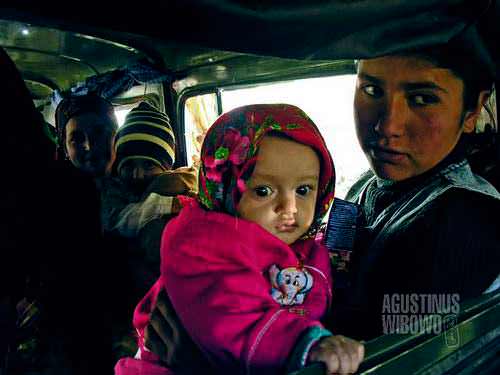 Perempuan Tajikistan di dalam bus, bebas bercampur dengan penumpang pria. Sebuah kontras dibandingkan Afghanistan di seberang sungai yang sangat konservatif (AGUSTINUS WIBOWO)