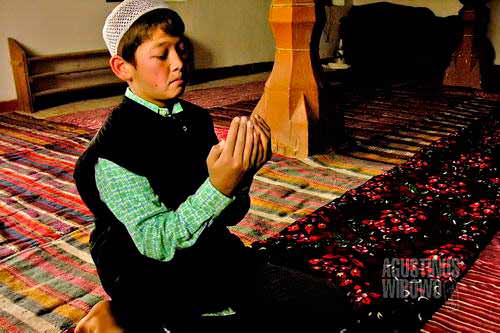 Seorang bocah Tajik di Istaravshan di dalam musholla. (AGUSTINUS WIBOWO)
