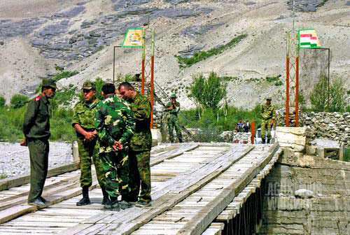 Pembukaan jembatan Afghanistan - Tajikistan. Tilo dan seorang komandan Tajik bernegosiasi dengan para pejabat Afghan di tengah jembatan. (AGUSTINUS WIBOWO)