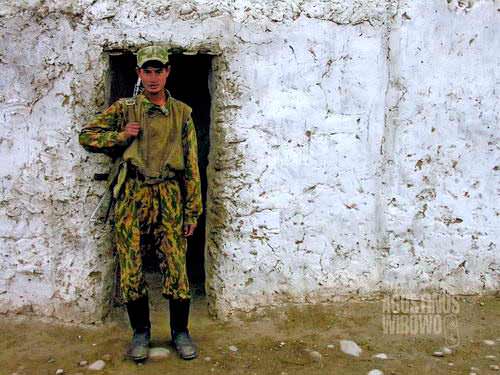 Seorang tentara penjaga perbatasan Tajik di depan posnya. (AGUSTINUS WIBOWO)
