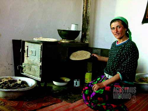 Seorang pembuat roti dari Murghab dengan oven tuanya. [AGUSTINUS WIBOWO]