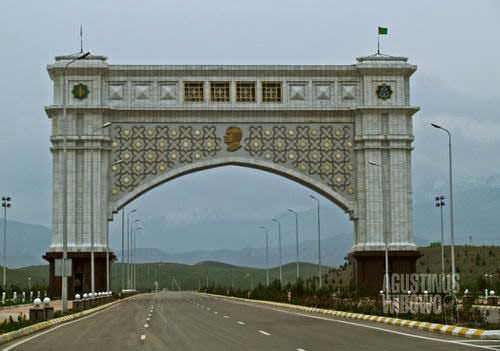 Pintu gerbang Kota Cinta Ashgabat (AGUSTINUS WIBOWO)
