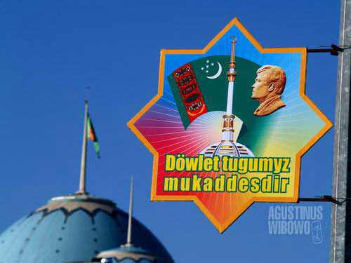 Wajah Turkmenbashi ada di mana-mana (AGUSTINUS WIBOWO)