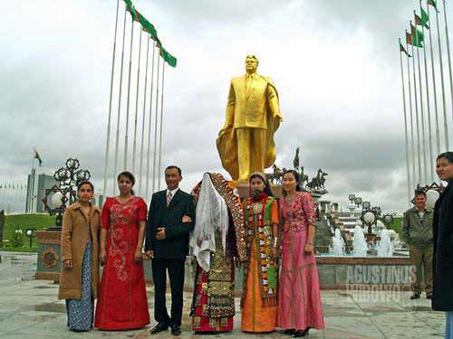 Pernikahan di bawah patung emas Turkmenbashi (AGUSTINUS WIBOWO)