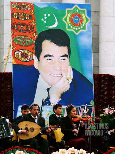 Di bawah sorot mata dan senyuman Turkmenbashi (AGUSTINUS WIBOWO)