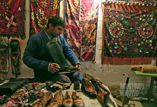 Tukang sepatu dari Bukhara (AGUSTINUS WIBOWO)