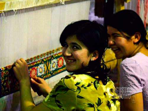 Gadis penenun dari Bukhara. (AGUSTINUS WIBOWO)