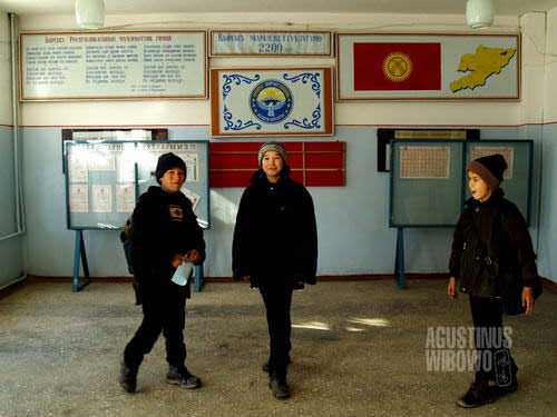 Bocah-bocah Uzbek di sekolah Kirghiz (AGUSTINUS WIBOWO)