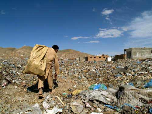 Searching for possible "treasures" in the garbage dump of northern Kabul
