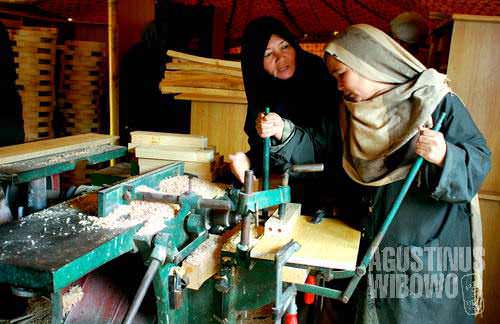 Woman carpenters from Dasht Barchi. Most if not all of them are Hazaras.