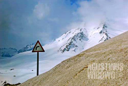 Now we navigate through the Salang Pass. Turn right...