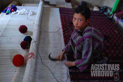 One of the NGO projects is to generate income for the Turkmen families in the village by producing carpets