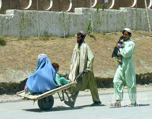 Afghans rushing to cross to Pakistan