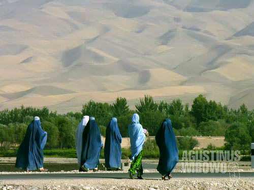 Most women here still choose to wear the blue burqa
