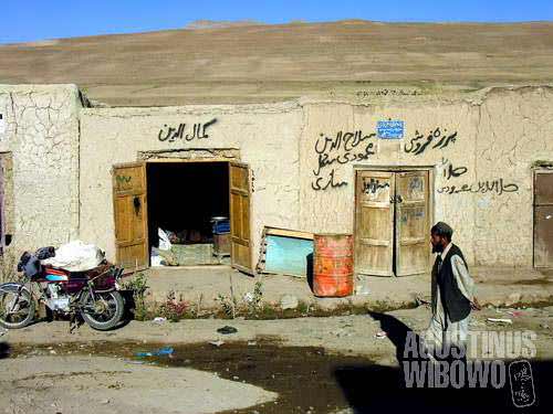The village of Turbulaq, near Jar Sherwa, on the main road of the central route connecting Herat to Kabul. Despite of its strategic position, both of Turbulaq and Jar Sherwa remains isolated and undeveloped.